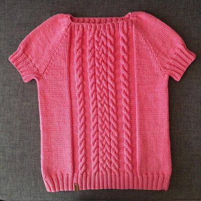 Ярко-розовая вязаная кофточка с коротким рукавом и узором из кос по центру