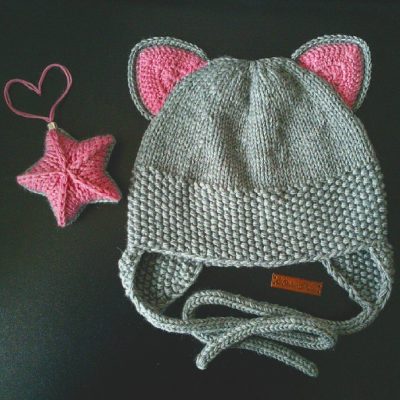 Серая детская вязаная шапка с розовыми кошачьими ушками и завязками