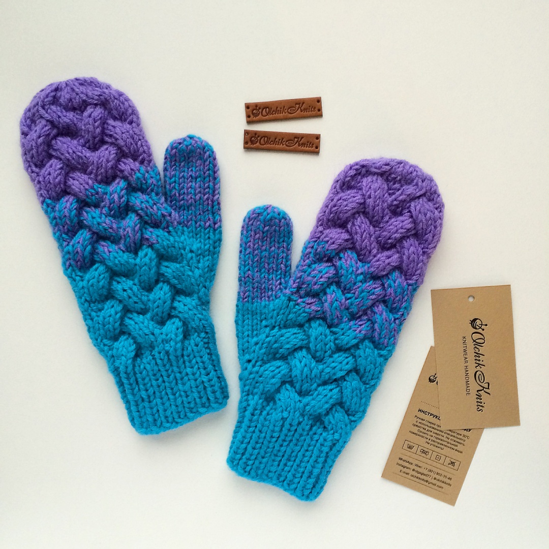 Бирюзово-фиолетовые варежки с косами и кожаные бирки Olchik Knits