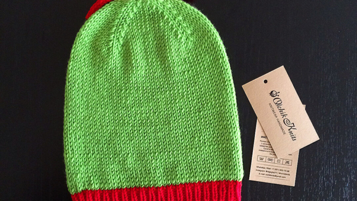 Яркая весенняя шапочка-бини