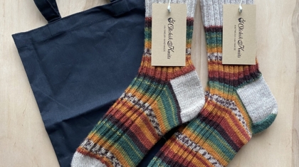 Связанные @olchik.knits вручную носки с брендированными этикетками и шоппером-упаковкой