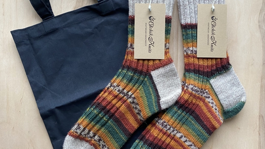 Связанные @olchik.knits вручную носки с брендированными этикетками и шоппером-упаковкой